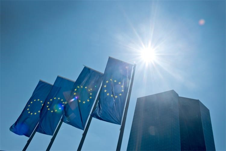Slika /slike/EU zastave zgrada.jpg